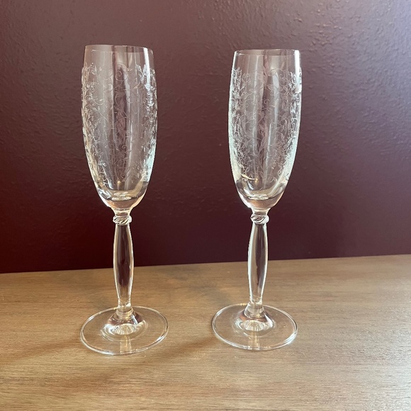 Set of 2 Etched Leaves and Vines Champagne Flutes; Beautiful. - Picture 1 of 7